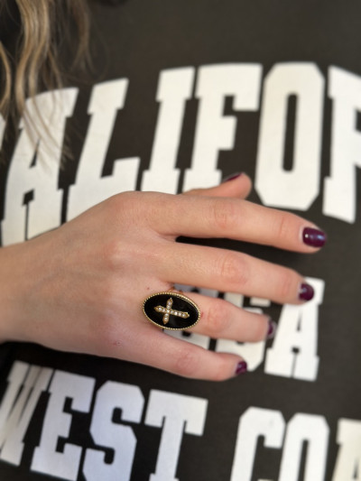 Bague ovale fond noir avec une croix au milleu. Détails strass sur La Croix. Melle Louise