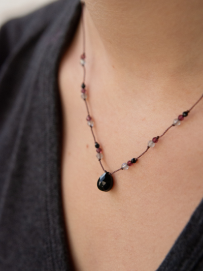 Collier DROP LAZ onyx noir. Les petites pierres sont en grenat, labradorite et onyx noir.