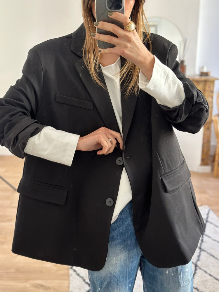 Blazer oversize noir femme. Blazer avec poche sur la poitrine et 2 boutons. Blazer oversize doublée. Mademoiselle Louise.