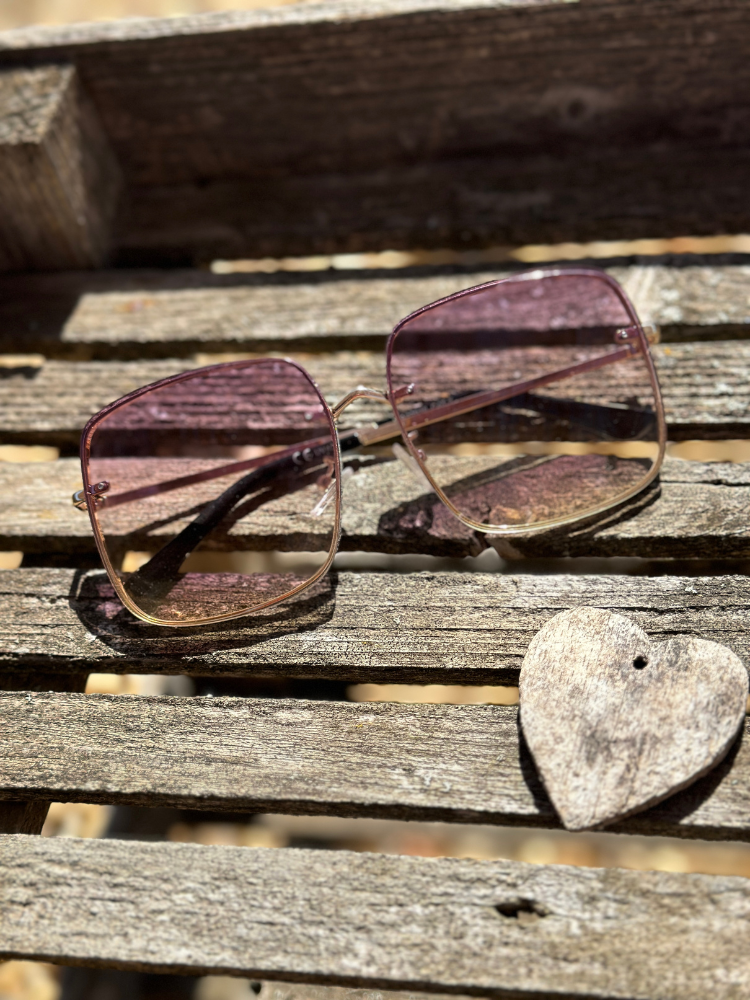 Lunettes de soleil uv protection. Lunettes de soleil avec verres dégradés de violet et doré. Mademoiselle Louise.