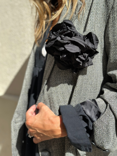 Broche grosse fleur noir à porter sur les cheveux ou sur un vêtement. Mademoiselle Louise.