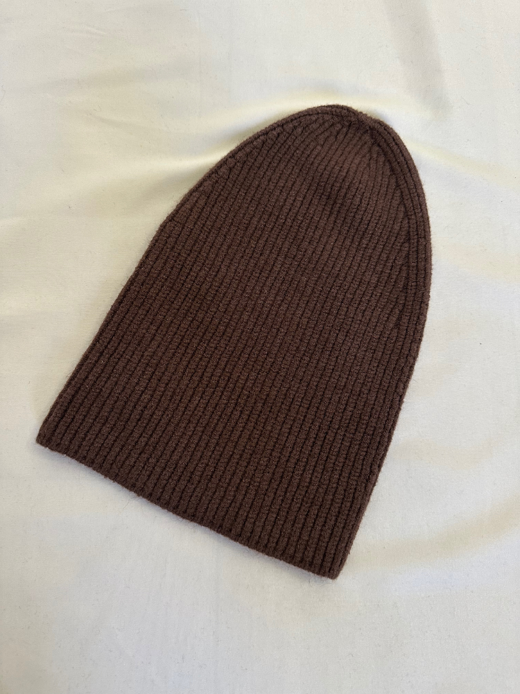 Bonnet marron long avec touché cachemire. Bonnet qui se porte aussi avec un revers.