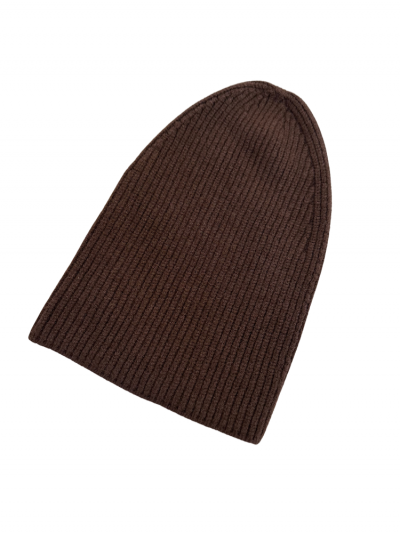 Bonnet marron long avec touché cachemire. Bonnet qui se porte aussi avec un revers.